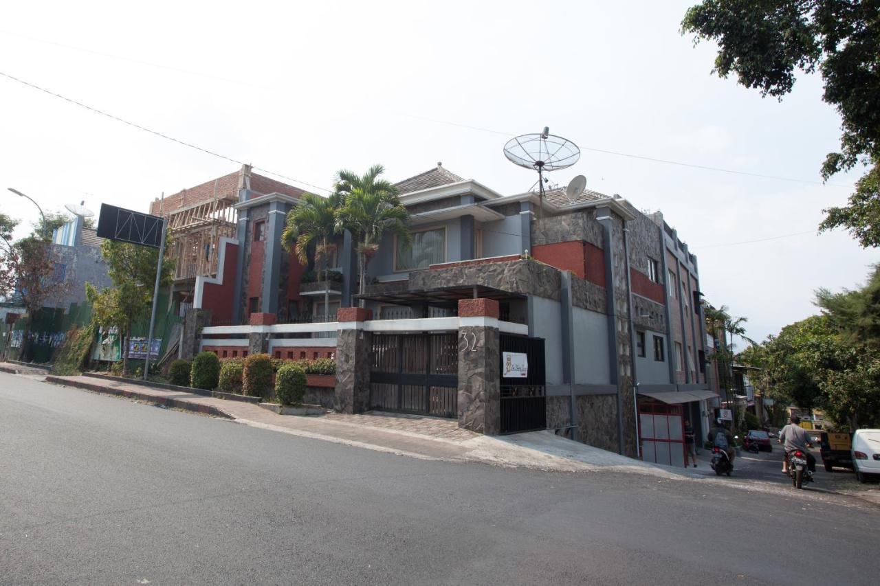Hotel Reddoorz Near Museum Angkut Batu Batu  Exteriér fotografie